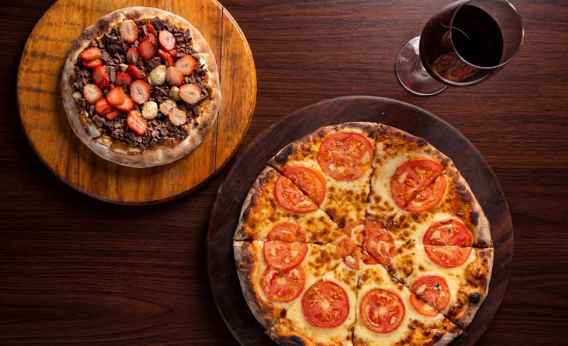 O Fornão à Lenha: Pizza Média Salgada + Pizza Doce de Cortesia