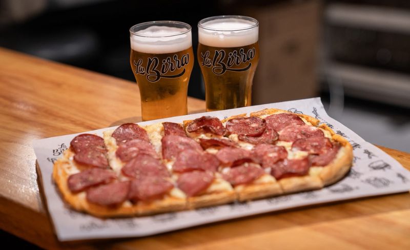 La Birra Bento Gonçalves: Pizza de Calabresa + 2 Chopps para Compartilhar!